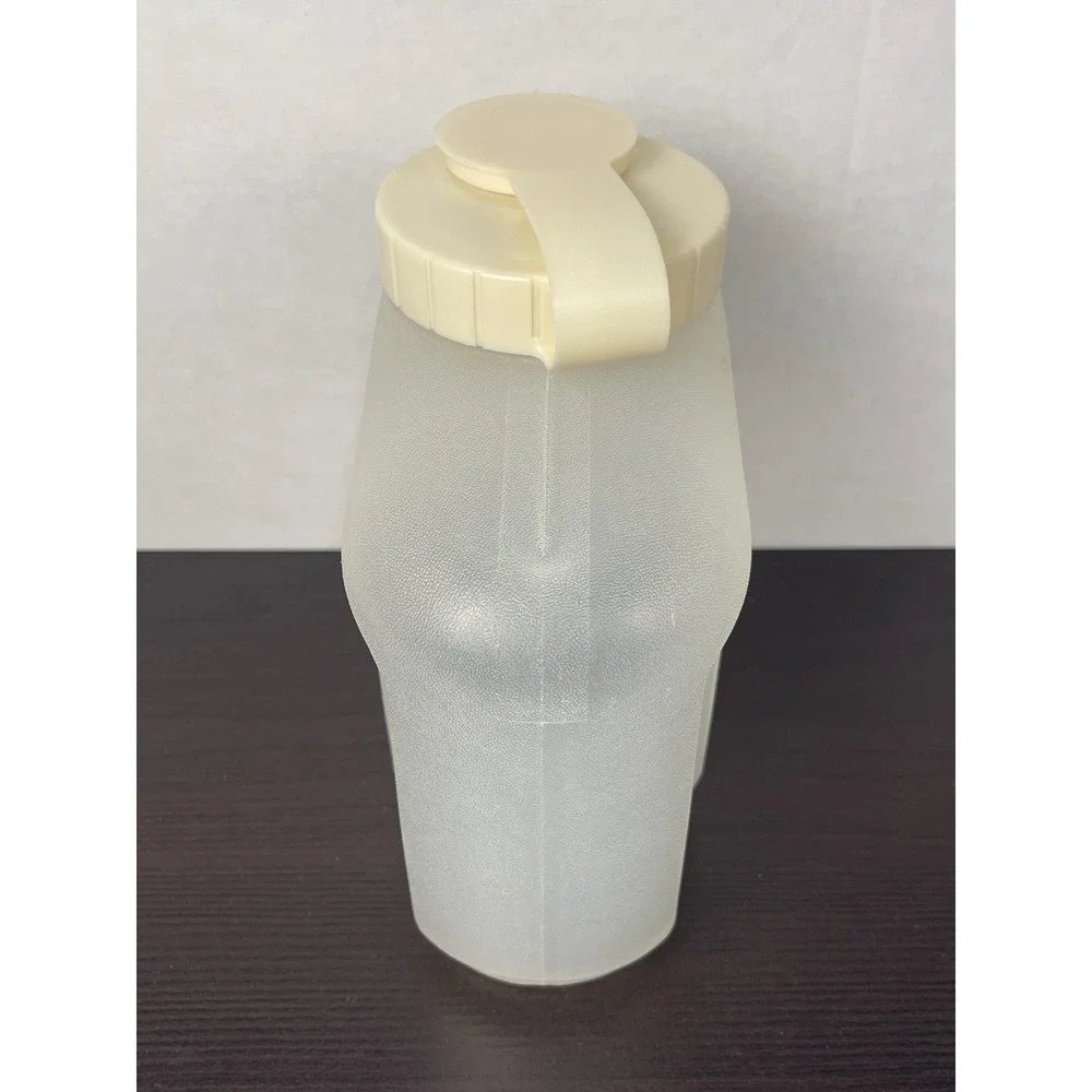 Vintage Rubbermaid Servin' Saver 1.75 Qt. Drink Container Almond Flip Lid Clean!